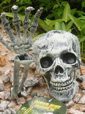 Halloween Decoration Skull Hand Claw Horror Funny Simulation Haunted House Garden Plastic Skull Ornaments